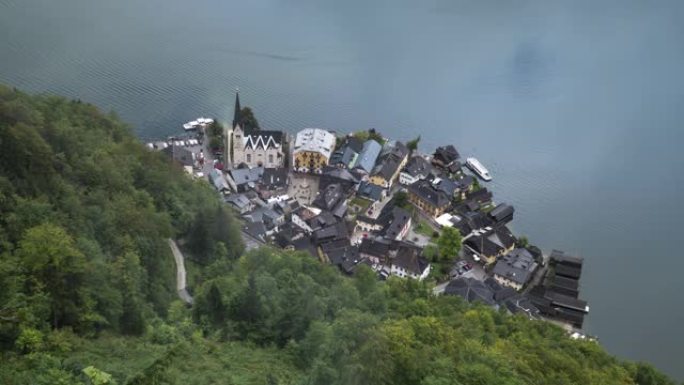 夏季下雨天奥地利哈尔施塔特湖边村的鸟瞰图