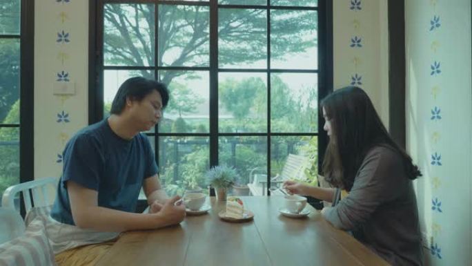 东南亚年轻夫妇在咖啡厅放松