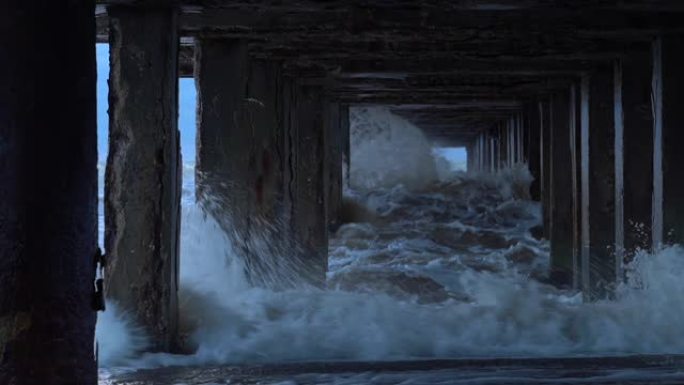 在冬天阴沉的夜晚，狂浪在黑海海岸溅起并撞击成堆的码头。
