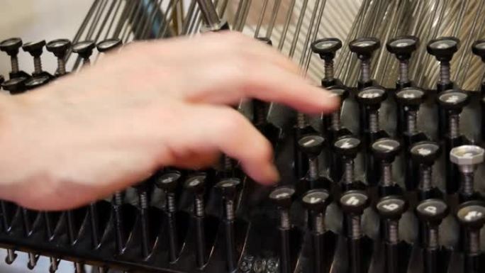 旧打字机上的手工印刷-老式打字机，供作家和编辑使用