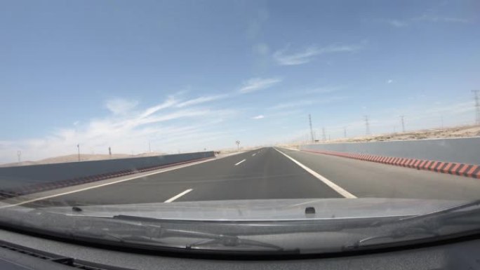 戈壁沙漠高速公路上驾驶汽车，POV前挡风玻璃