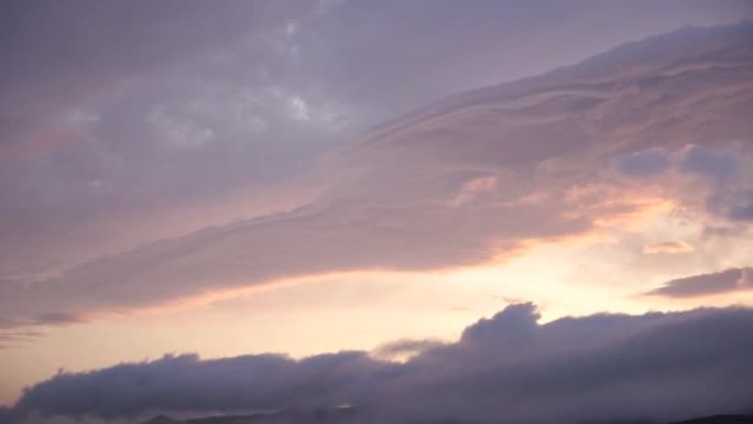 冰岛日落时非常不寻常的形状云