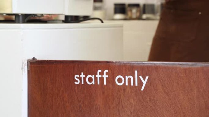 员工只在木门上签名，咖啡馆员工为顾客提供咖啡