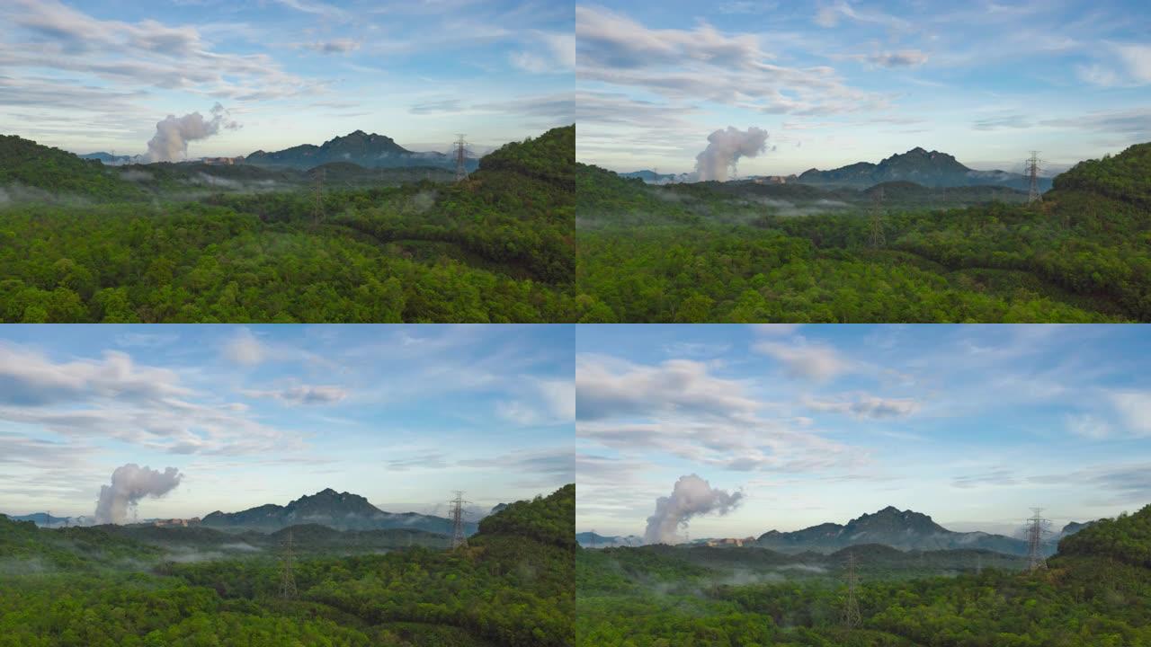 Hyper lapse 4K，美丽的风景鸟瞰图，早晨全景，山上有雾，背景是泰国南邦莫赫燃煤电厂，无人