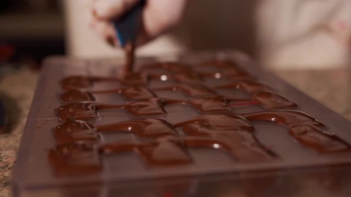 将巧克力放入模具中，制成果仁糖