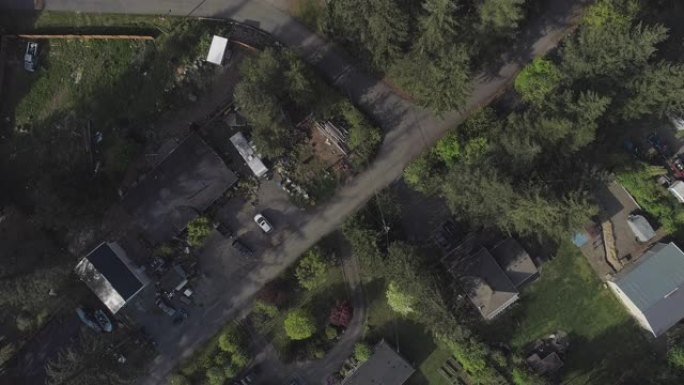 空中 “俯视” 美国西北部华盛顿州山区小镇金条。带有平移摄像机运动的无人机视频。