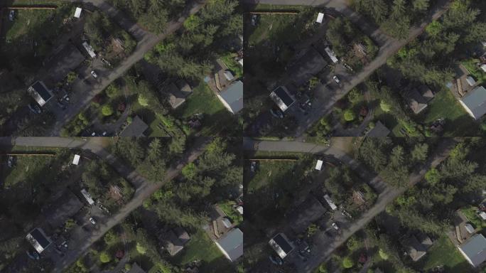 空中 “俯视” 美国西北部华盛顿州山区小镇金条。带有平移摄像机运动的无人机视频。