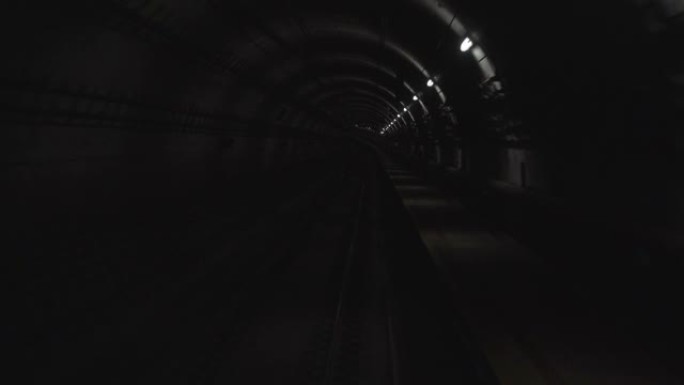快速地铁列车穿越黑暗隧道3840x2160的延时视频