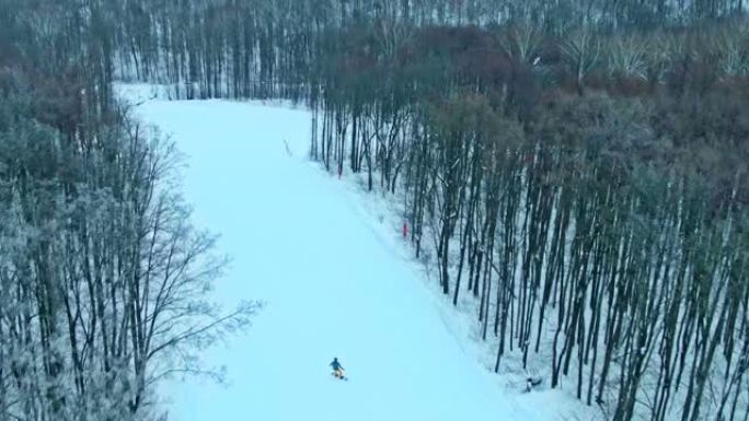 滑雪者骑在雪道上。在滑雪坡上快速下降。直升机的鸟瞰图。从上方观看。