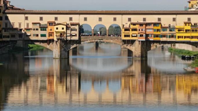 意大利佛罗伦萨晴朗的夏日，阿尔诺河上的中世纪石桥韦基奥桥的过度流失。