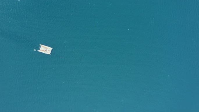 无人机镜头在公海航行的双体船的空中俯视图。泰国努伊海滩