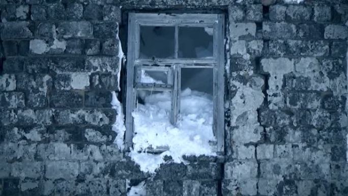 斯大林格勒的积雪覆盖的窗户