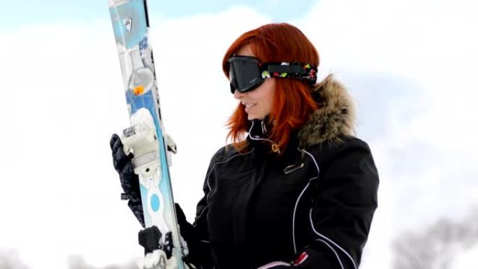 女子滑雪者站在滑雪坡上