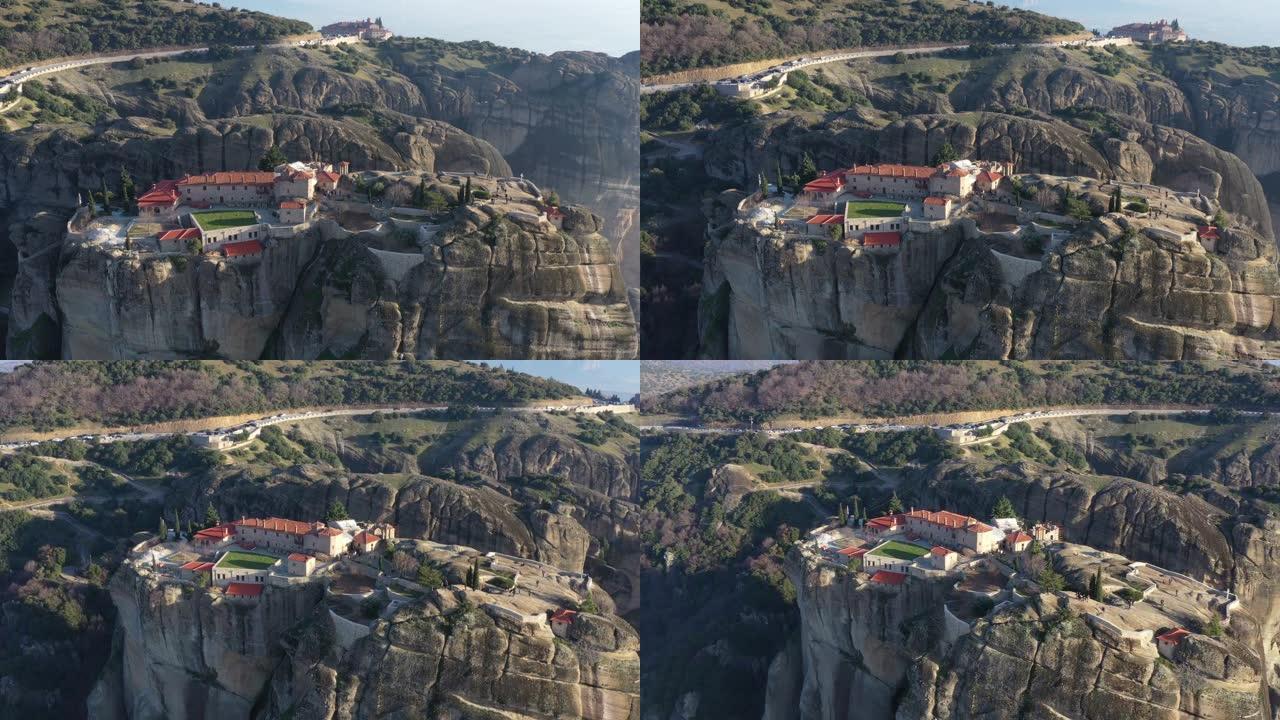 三一修道院的鸟瞰图和日落时的山谷和迈泰奥拉地标峡谷的令人惊叹的照片，希腊卡兰巴卡，阴影，扭曲的道路，