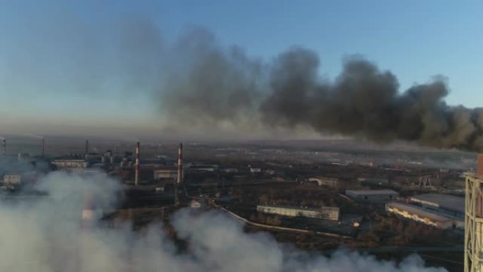 冶金厂对环境的污染。吸烟烟囱的俯视图。
