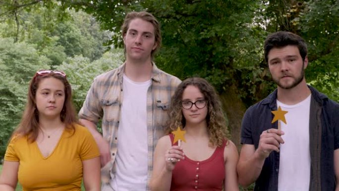 四名年轻人给予两星评级，表示某些平均或平庸