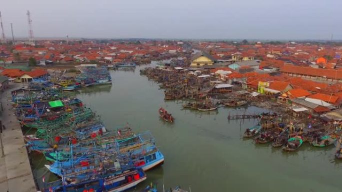 鸟瞰图在一个渔村，数百艘渔船停着。这一幕是在Indramayu摄政区Kandanghaur区Eret