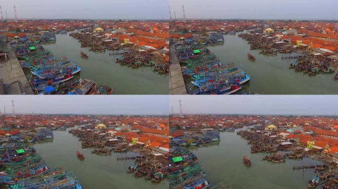 鸟瞰图在一个渔村，数百艘渔船停着。这一幕是在Indramayu摄政区Kandanghaur区Eret