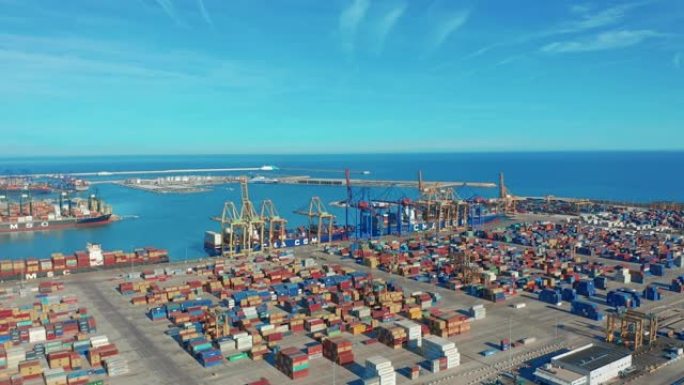 西班牙最大的港口瓦伦西亚用起重机在码头上的集装箱和货物