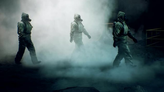 穿着军用防护服和防毒面具的跟踪者沿着一条空无一人的隧道穿过烟雾。核战争后世界末日世界的概念。