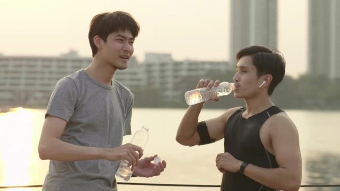 亚洲夫妇一起户外运动后喝水