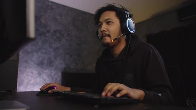 玩家在霓虹灯室的电脑上玩在线视频游戏