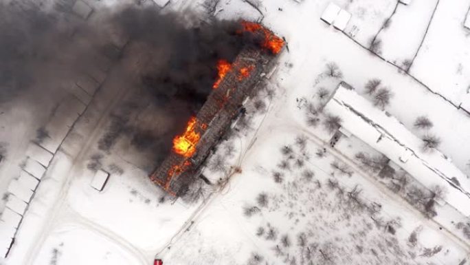 鸟瞰图冬天建筑物的燃烧屋顶。