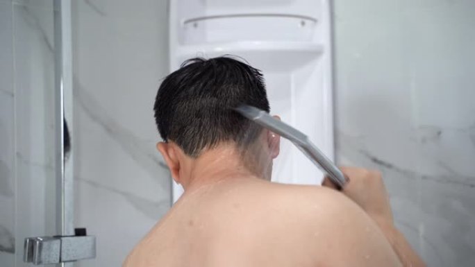 男人在现代浴室洗澡