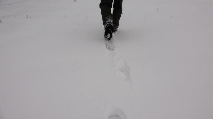 踏入雪地。4K。行走在雪上脚印