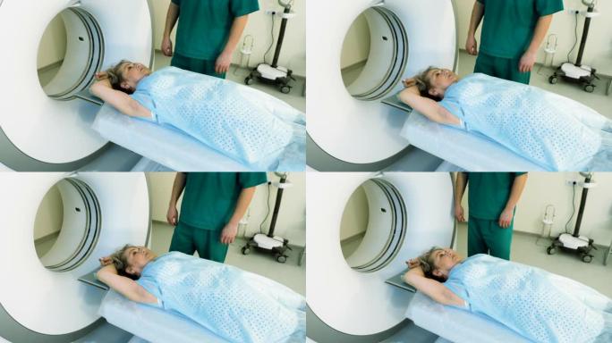 老年女性患者在医院接受CT或MRI扫描仪检查。4K