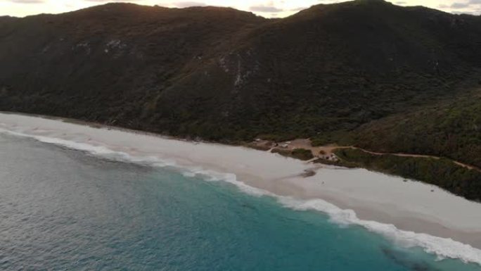 西澳大利亚州奥尔巴尼西角豪国家公园日落时雪莱海滩的无人机镜头。