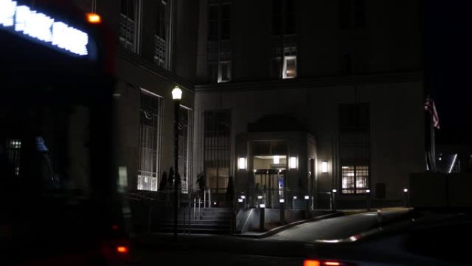 市区公司政府行政大楼的夜间建立镜头-前景中的交通交叉-版本3