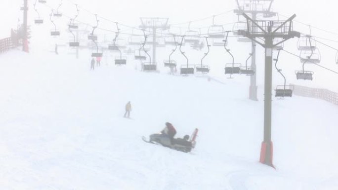 人们滑雪和单板滑雪