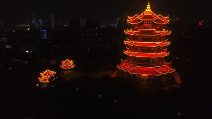夜间照明武汉市著名黄鹤寺公园鸟瞰图4k倾斜移位中国