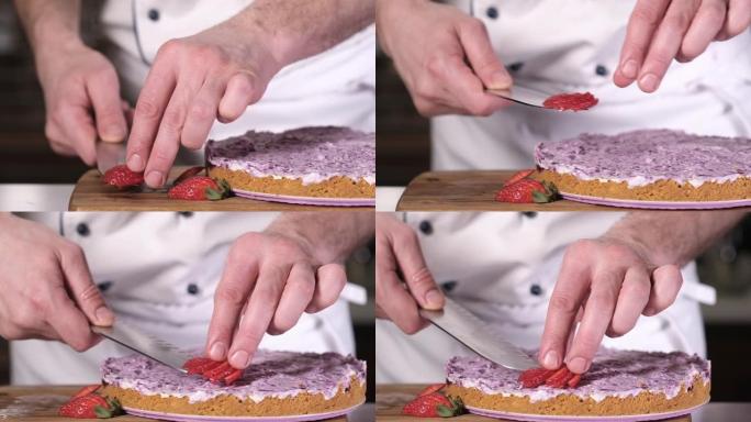 厨师用刀拿起切成薄片的草莓，然后将它们准备好的芝士蛋糕。