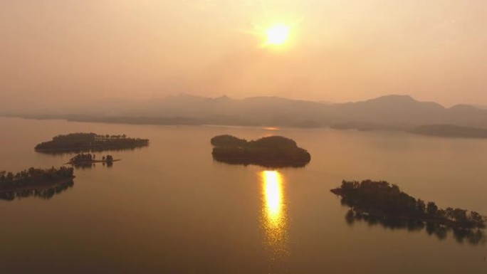 日落时湖中热带岛屿的鸟瞰图