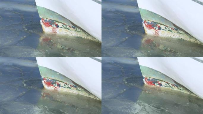 船体撞击冰盖的特写镜头。停泊的船等待冰融化。气候变化和极地气候。