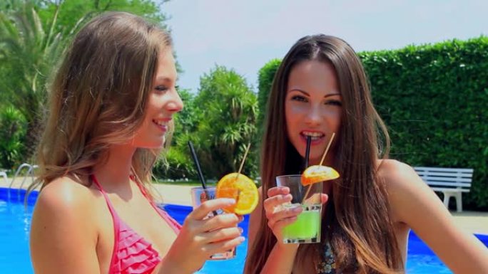 喝饮料的年轻女性比基尼美女泳池派对夏日清