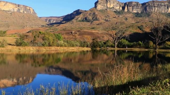 南非皇家纳塔尔国家公园Drakensberg山脉，水中倒影