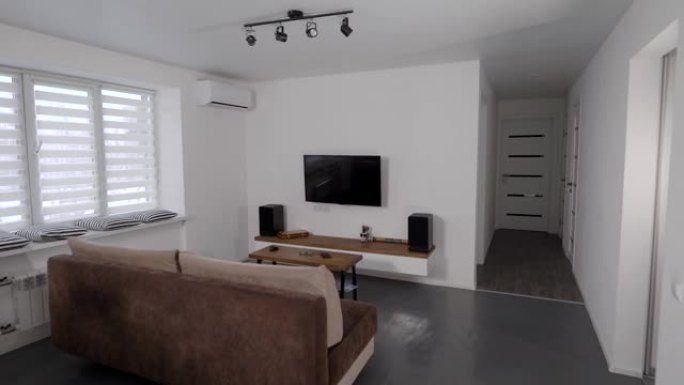 斯堪的纳维亚室内舒适公寓客厅中的家庭影院系统