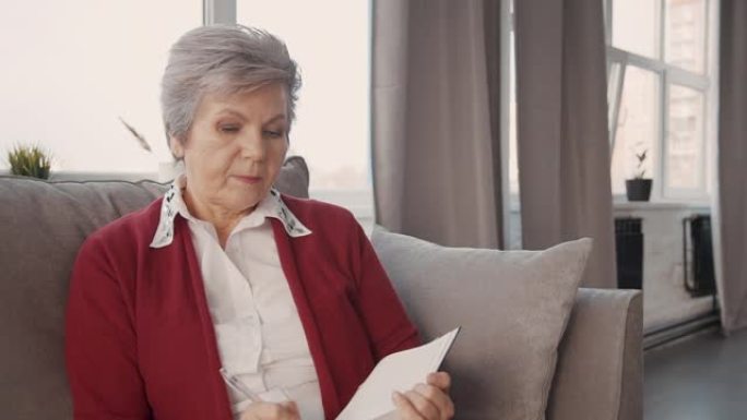 退休妇女在她的议程中写文字