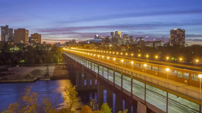 黄昏时分，明尼阿波利斯在密西西比河华盛顿大桥上的广角延时拍摄