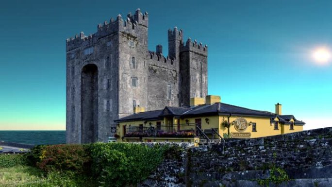 爱尔兰克莱尔郡世界著名的邦拉蒂城堡和杜蒂·耐利酒吧的放大特别FX版