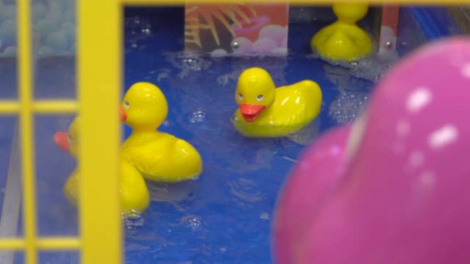 玩具鸭子在水上漂浮和飞溅