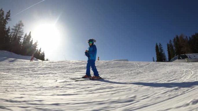 在阿尔卑斯山滑雪的小男孩