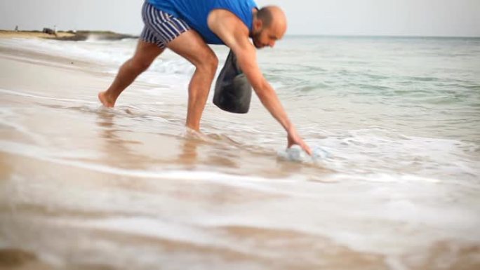 瓦伦特尔男子打扫海滩