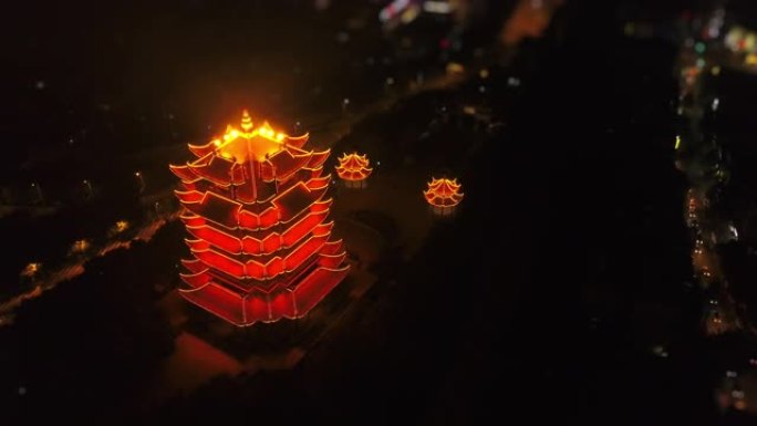 夜间照明武汉市著名黄鹤寺空中俯视图4k倾斜移位中国