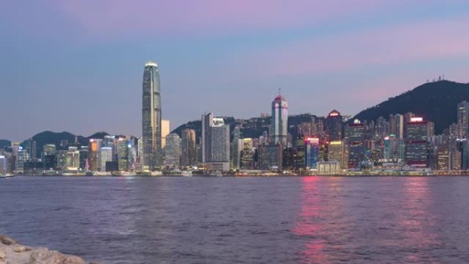 香港天际线的时间流逝，中国香港维多利亚港上空的香港城市景观市中心摩天大楼