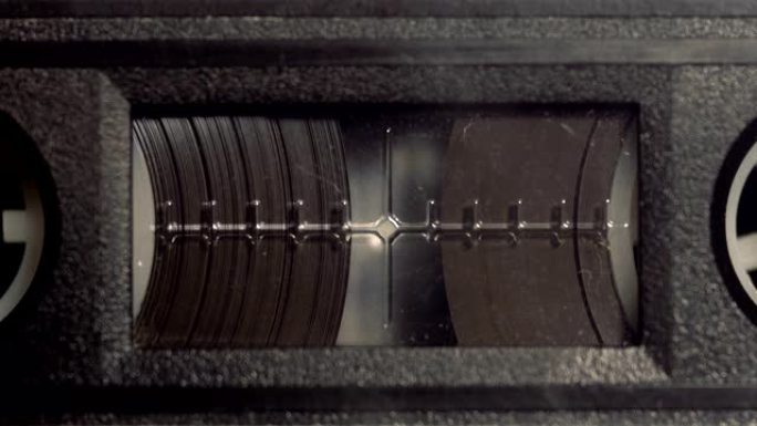 在播放宏时，磁带在录音带中从一个卷轴到另一个卷轴倒带