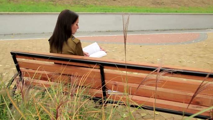 女孩在长凳上看书